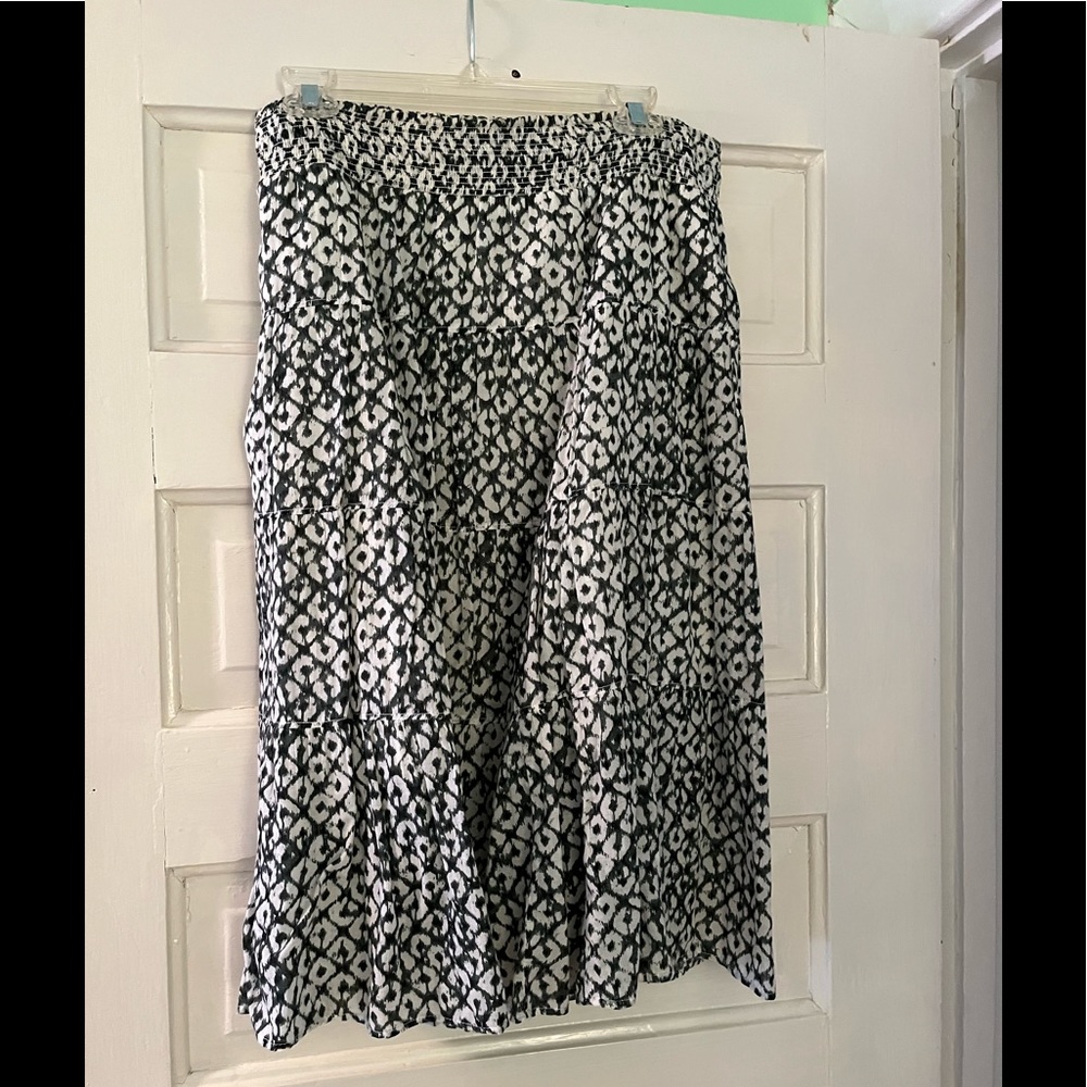 Old Navy size medium skirt. Elastic waist. Gray and white.